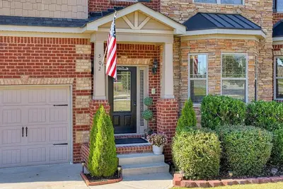 Image de Spacious 6-bedroom house in enchanting Evans with Ac and fitness room.