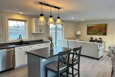 Image de Waterfront St. Peters Bay retreat, 5 Minutes to the spa! New and cozy! !