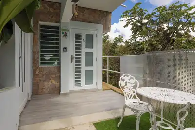 Image de Peaceful cozy studio w a/c with breezy views, private patio & intimate space.