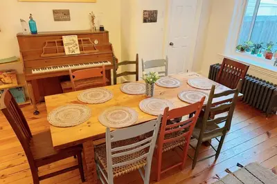 Image de Downtown Kingston Heritage Home! Parking, Deck, 5 min from water & downtown core