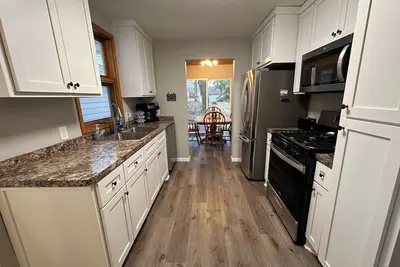 Image de Charming Updated Classic Home with Lake view in the heart of town