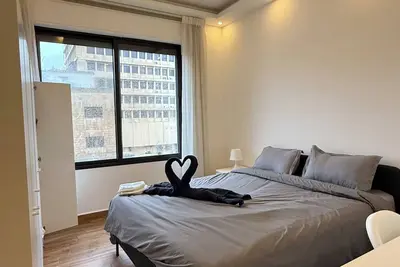 Image de 2-bedroom lweibdeh apartment w parking - Central Location