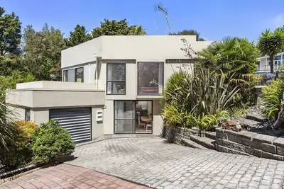 Entire House: Spacious 285m2