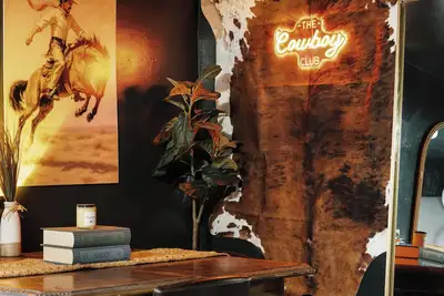 Image de The Cowboy Club, a Moody Western Hideout in the Desert.