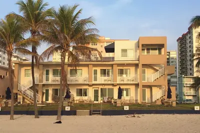 Image de Private Beachfront Resort. Heated Pool! Free Parking. Enchanted Isle, 1 Br condo