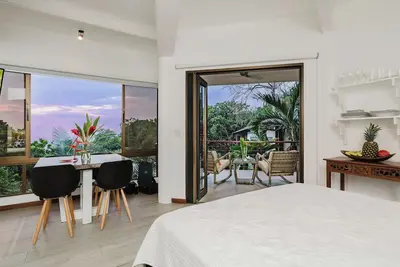 Image de Experience ocean views at the 700 sq. ft. Serenity Escape in Manuel Antonio.