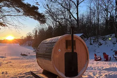 Image de Luxury Waterfront Cottage with Hot Tub - Sauna - Kayaks - Private Dock