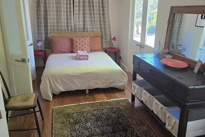 Image de Charming 3 bedroom cabin on 5 acres on the edge of Historic Braidwood