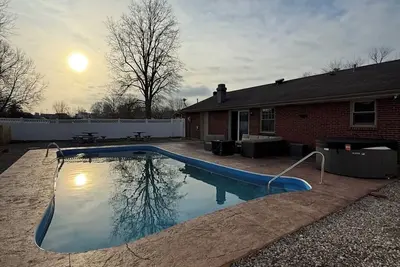 Image de Heated Swimming Pool + Hot Tub + Privacy