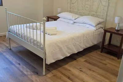 Image de Bright 2 b/room apartment -up to 6 guests-parking incl. Central to everything.