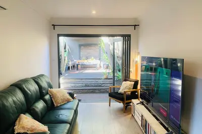 Image de Charming Victorian Terrace house with a beautiful deck yard by central Newtown