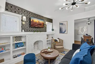 Image de Stylish Getaway Near Dwntwn w/ 4 Beds • Fire Pits