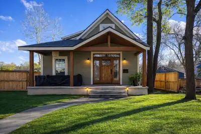 Image de Large Group Retreat Downtown with Hot tub, Fire Pit, Balcony, Office, & More