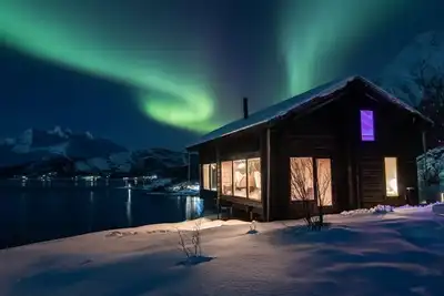 Image de Exclusive Scandinavian wooden house \"Northern Lights\" on the fjord near Tromsø