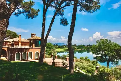 Image de Luxury lakefront villa near Rome set in its own private park