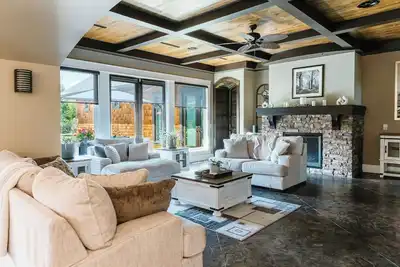 Image de A private estate on rare acreage with a pool, cabana, golf simulator & luxury indoor spaces. You’re minutes to East Kelowna wineries, Kettle Valley trails, beaches & downtown. Perfect for families seeking space, comfort & a serene getaway.