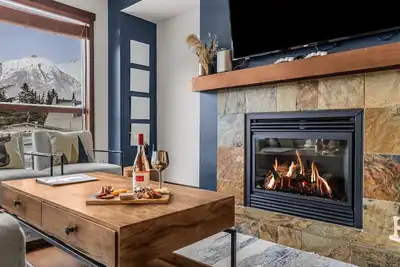 Image de Canmore Condo Sleeps 10 | Steps to Main Street