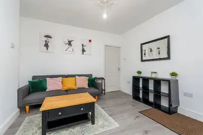 Image de Entire Nuneaton House Next to the Station