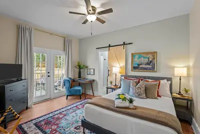 Image de Laurel Charm is a cozy home with eclectic charm in the heart of Augusta. Featuring 3 beds 2 baths, and space to sleep up to 8 guests, it’s perfect for families, friends, and traveling professionals. Pet-friendly, just minutes from downtown Augusta.