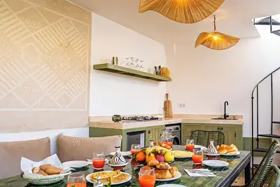 Image de Superbe riad 3 suites. A/C, piscine. Calme, central et safe