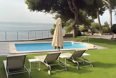 Image de Chalet en bord de mer avec piscine, cuisine extérieure, grand jardin et vue exceptionnelle