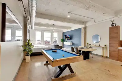 Image de Dt Dallas 3 King Beds! - Free Valet - Walk to Conv Ctr/At&T Ctr, Pool Table