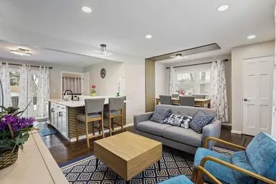 Image de A+: 4br 3bt House w/ 2 Living Rooms