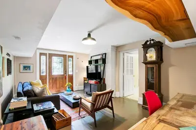 Walkable 1-bedroom Five Points Gem with Style in Raleigh