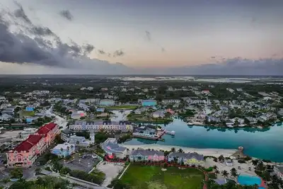 Image de Sandyport Beach Resort: Beachfront Comfort, Island Style!