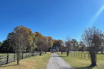 Image de Updated Farmhouse Retreat Near Kerr Lake