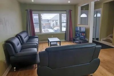 Image de Spacious 4 Bedroom Family Friendly Home | Close to Ttc/Go, Beach, Downtown & 401