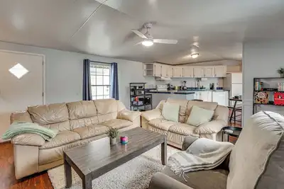 Image de 4 Mi to Uf Campus! Game Day Getaway w/ Pool Access