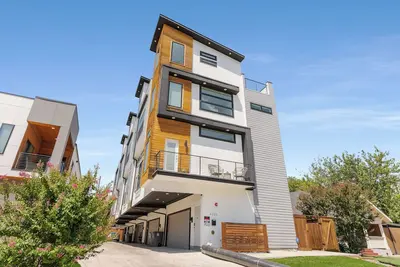 Image de Modern Dallas Townhome w/ Rooftop Deck, Skyline Views & Garage