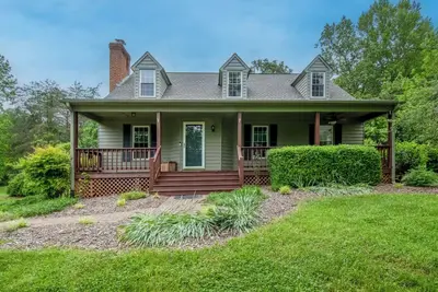 Image de Faber Va Hilltop Escape - On Route 151 - Sleep 10 - New Sauna, Firepit and Deck