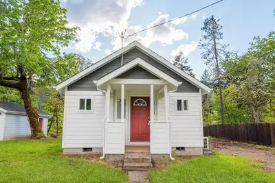 Riverfront Home, 5 mins from Dorena Lake!