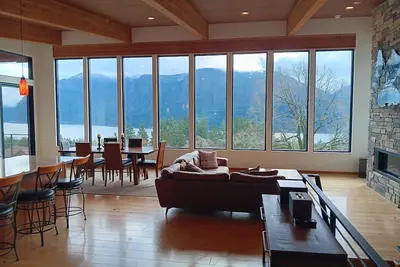 Image de Modern 4 bedroom with sweeping views of river and mountains. Room to roam