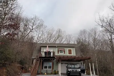 Image de Where Mountain Air Meets Fresh Renovation and Everything’s Close, Too