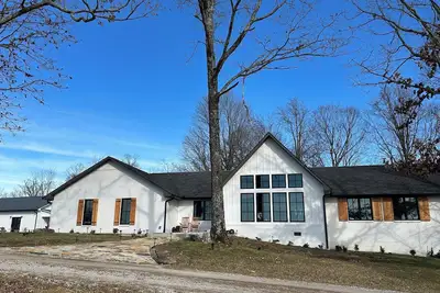 Image de Spacious and stylish farmhouse in peaceful Sparta, Tennessee