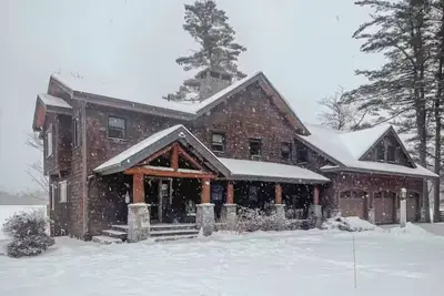 Image de \nBreathtaking 4, 500 sq. ft. three-floor timber frame home, year-round relaxation