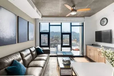 City Views 2br | Floor-to-Ceiling Windows