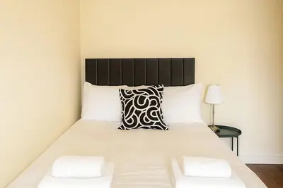 Image de 2-Bedroom Apartment on the Doorstep of Prestwich Village