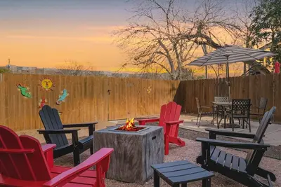 Image de Central South Austin, Fenced Yard + Pets, Fire pit
