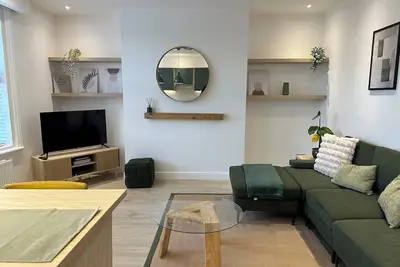 Image de Aura - Elegant Retreat in Prime Leeds Location!