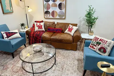 Image de Grove Walk Getaway ~ Walk to Campus!