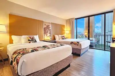 Image de Comfy 2 Queen Beds Studio in vibrant Honolulu perfect for your island getaway