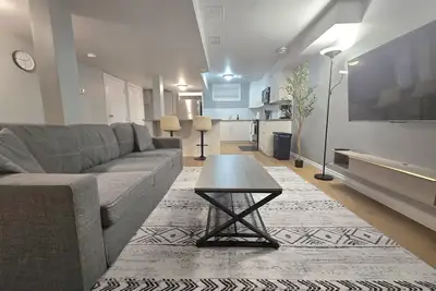 Image de Modern 2-Bedroom Private Basement Suite | Quiet, Clean, Long Stays