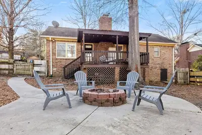 Image de Pet-Friendly, King Bed, Fenced Backyard - Perfect for Families or Work Groups