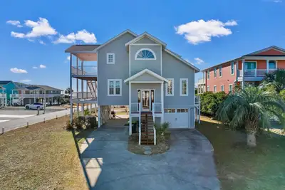 Image de \" Shark Shack \" 4 Bedrooms 3. 5 Bath Home!