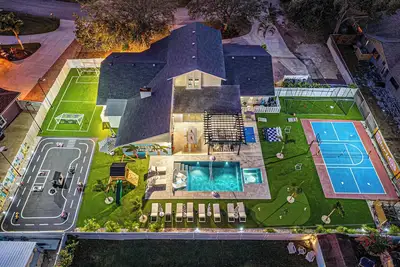 Image de New! Luxury Estate, 10 min to Beach, Sleeps 28