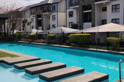 Image de 5km Grand prix race track\nNewly furnished 1 bedroom apartment in Kyalami Midrand
